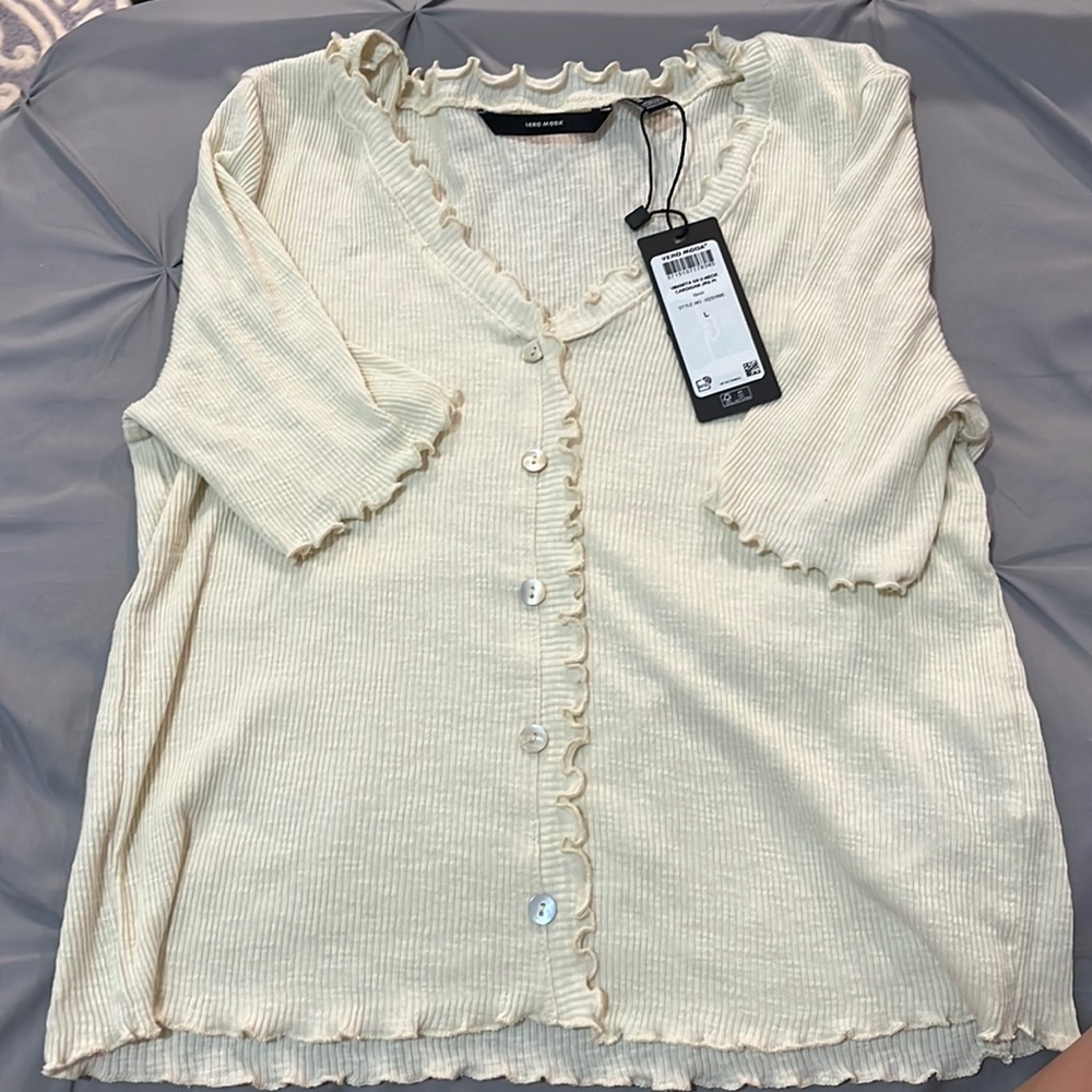 stretchy crème color top, new with tags, vero moda